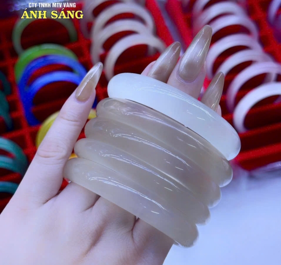 VÒNG ĐÁ BẠCH NGUYỆT QUANG PHONG THỦY 001