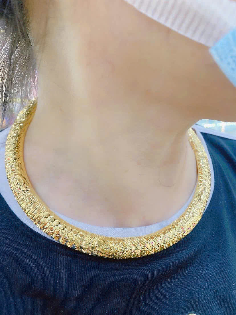 Khách hàng và dây chuyền cưới sang trọng Khách hàng và dây chuyền cưới sang trọng