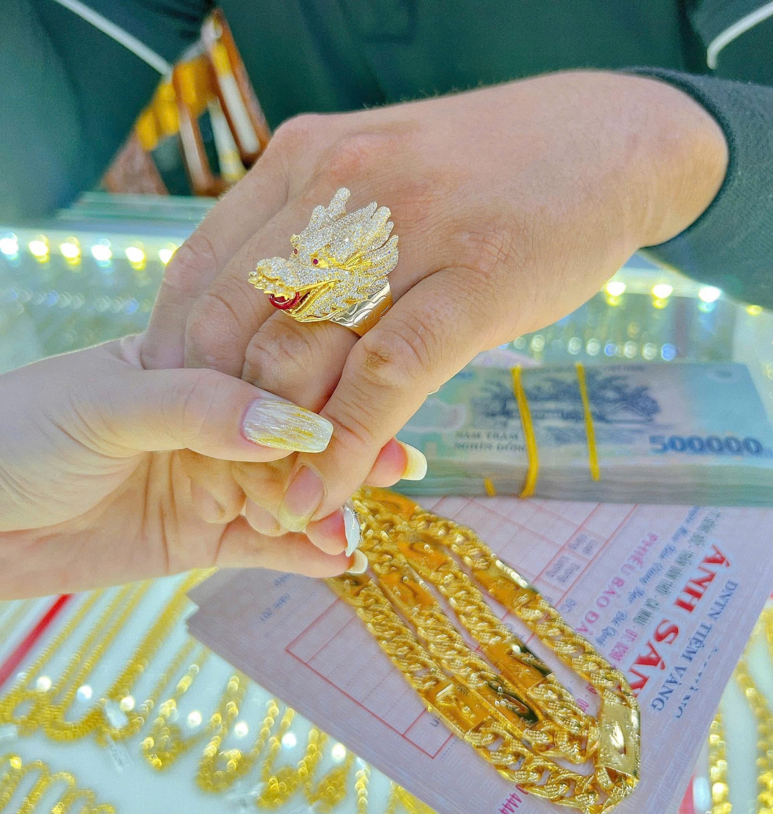 Khoảnh khắc trao tay trang sức quý giá Khoảnh khắc trao tay trang sức quý giá