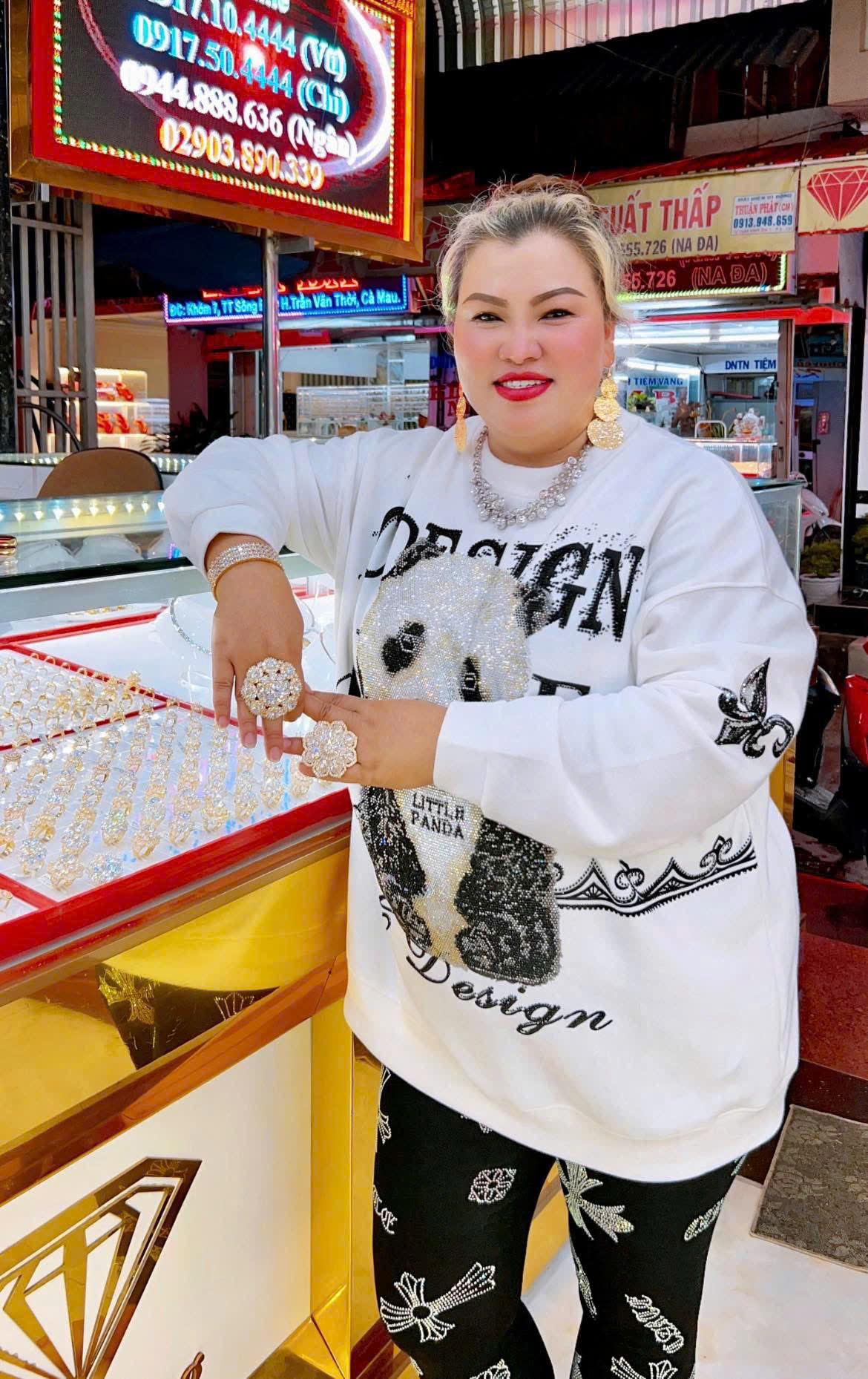 Khách hàng nhận ưu đãi tại Tiệm Vàng Ánh Sáng Khách hàng nhận ưu đãi tại Tiệm Vàng Ánh Sáng