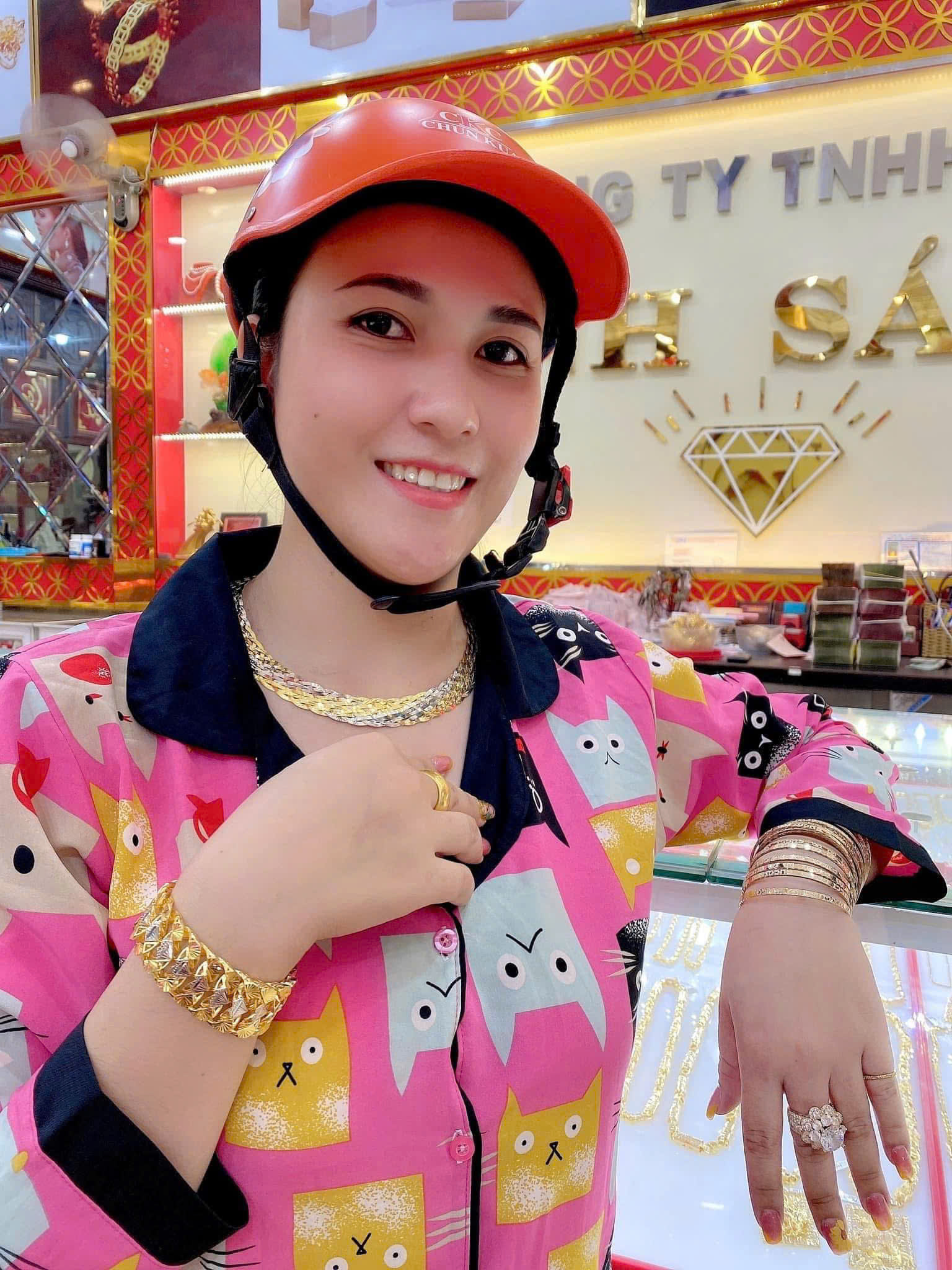 Khách hàng selfie cùng trang sức mới Khách hàng selfie cùng trang sức mới