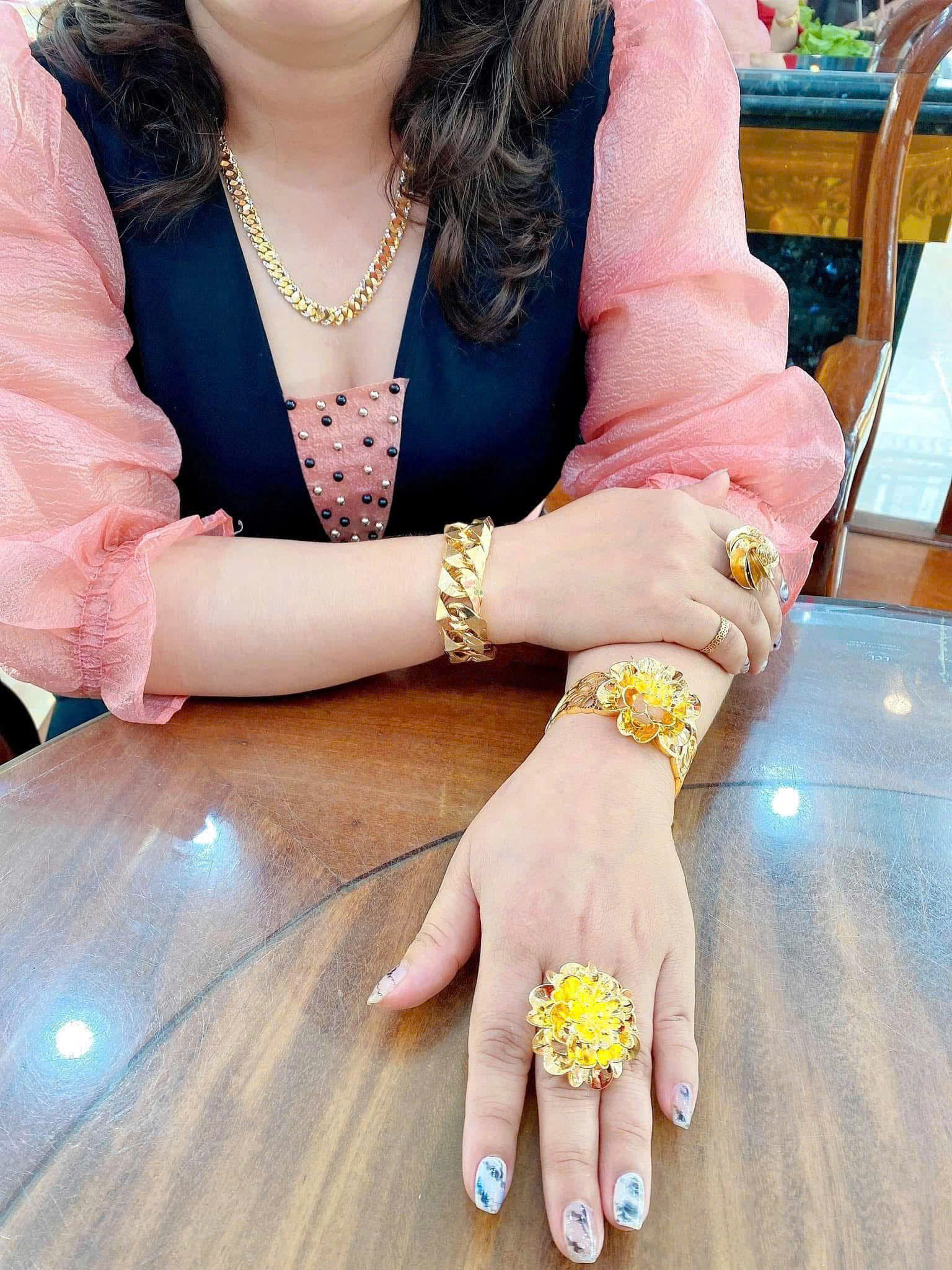 Cô  khách thân thiết lựa chọn bộ trang sức hoàn hảo Cô  khách thân thiết lựa chọn bộ trang sức hoàn hảo