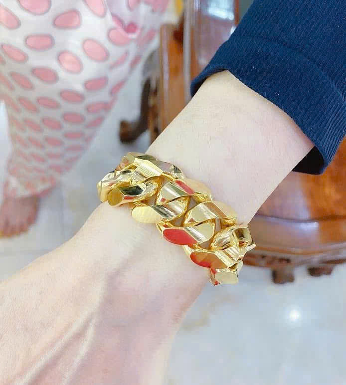 Khách hàng kiểm tra chất lượng vòng trang sức  Khách hàng kiểm tra chất lượng vòng trang sức